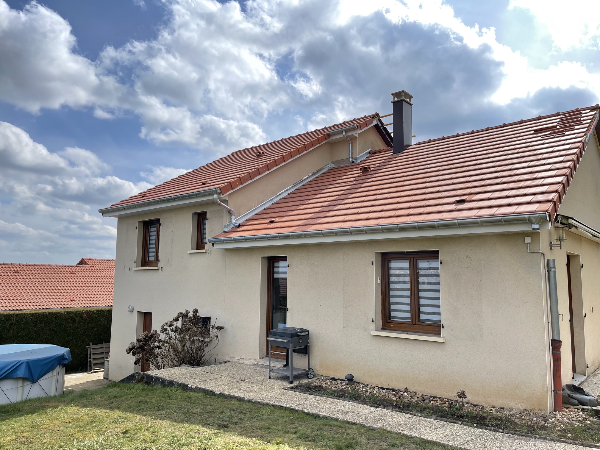 Toiture neuve en tuiles terre cuite avec zinguerie zinc